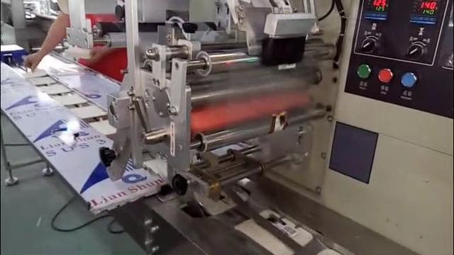 *自动贴标机工作图 *自动贴标机工作图